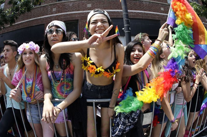 Op deze bestandsfoto van 28 juni 2015 glimlachen en gebaren mensen tijdens de jaarlijkse Chicago Pride Parade in Chicago. | AP Foto/Naam Y. Huh, Bestand