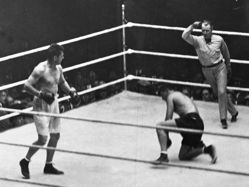 Šioje 1927 m. rugsėjo 22 d. failo nuotraukoje matyti, kaip Jackas Dempsey atsiklaupė ant vieno kelio per savo sunkiasvorių kovą su Gene Tunney Čikagoje. Neįprastas Tunney gyvenimas bokso ir knygų žaidime bus parodytas ketvirtadienį jo atminimo daiktų aukcione, kurį rengia Sothe.