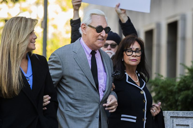 Roger Stone, no centro, com sua esposa, Nydia Stone, à direita, chegam ao tribunal federal em Washington