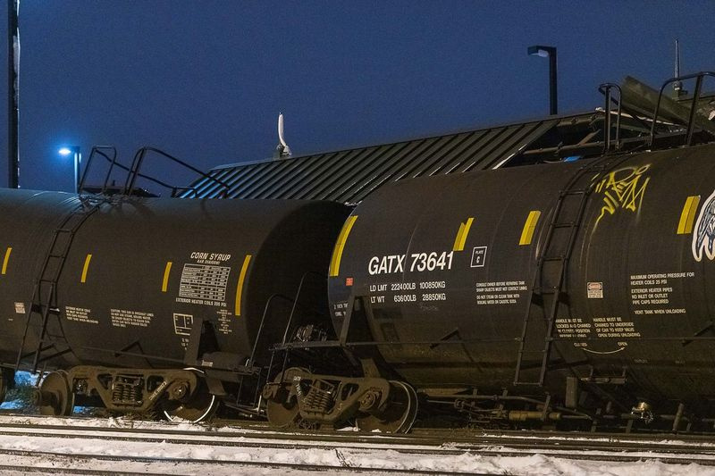 Tovorni vlak je v ponedeljek popoldne iztiril in poškodoval peron Cicero Metra Southbound. | Tyler LaRiviere/Sun-Times