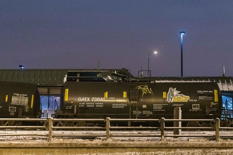 Tovorni vlak je v ponedeljek popoldne iztiril in poškodoval peron Cicero Metra Southbound. | Tyler LaRiviere/Sun-Times