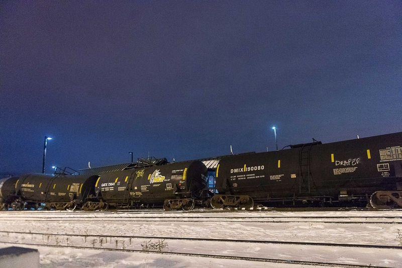 Poškodba perona na ohranjenih dohodnih vlakih Metra zaradi ustavljanja v Ciceronu v torek. Potnikom, ki se vozijo s progo BNSF v mesto med prometno konico, začenši z vlakom ob 6.31 zjutraj, so svetovali, naj se odpravijo na postaje LaVergne in Halsted Street ali na