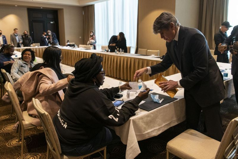 O ex-governador de Illinois Rod Blagojevich, juntamente com um painel de empresários negros e marrons conservadores e partes interessadas da comunidade, discutiram as políticas do presidente Donald Trump que beneficiaram suas comunidades no Trump Tower’s Skyline Room, quinta-feira, 22 de outubro de 2020. | Tyler LaRiviere / Sun-Times