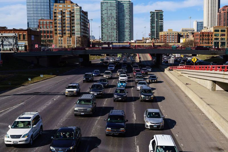 El tráfico se mueve por el centro de Chicago en marzo de 2018.