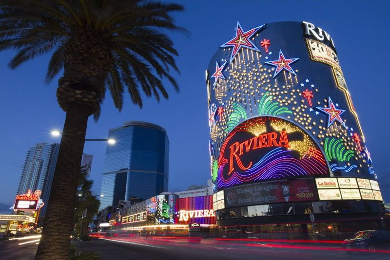 Hotel in igralnica Riviera v Las Vegasu. Prva stolpnica v Las Vegas Stripu, ki je bila tako znana po svoji mafijski preteklosti kot po hollywoodski poosebitvi mafijistične preteklosti mesta Sin City, je v torek uradno zapustila prizorišče s popolno kinematografsko implozijo.