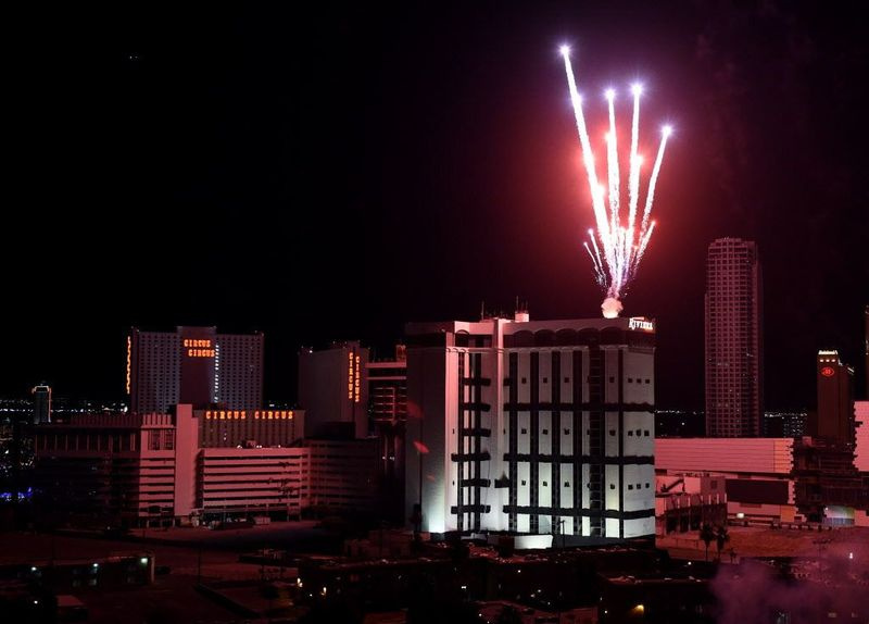 Ognjemet strelja z vrha 24-nadstropnega stolpa Monaco Tower v zaprtem hotelu Riviera Casino tik pred eksplozijo 14. junija 2016 v Las Vegasu v Nevadi. | Foto: Ethan Miller/Getty Images