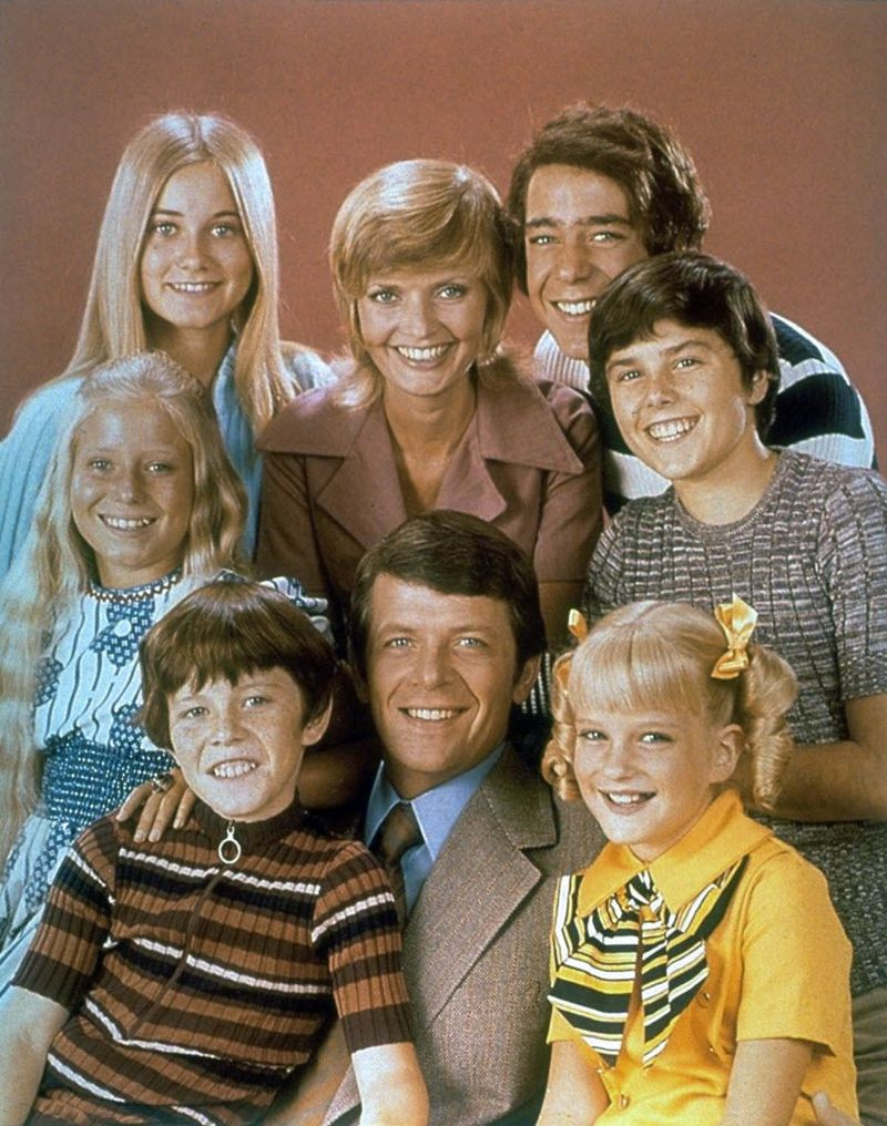 Skådespelare i The Brady Bunch: (medsols från överst till vänster) Maureen McCormick, Florence Henderson, Barry Williams, Christopher Knight, Susan Olsen, Robert Reed, Mike Lookinland, Eve Plumb. | Medföljer foto