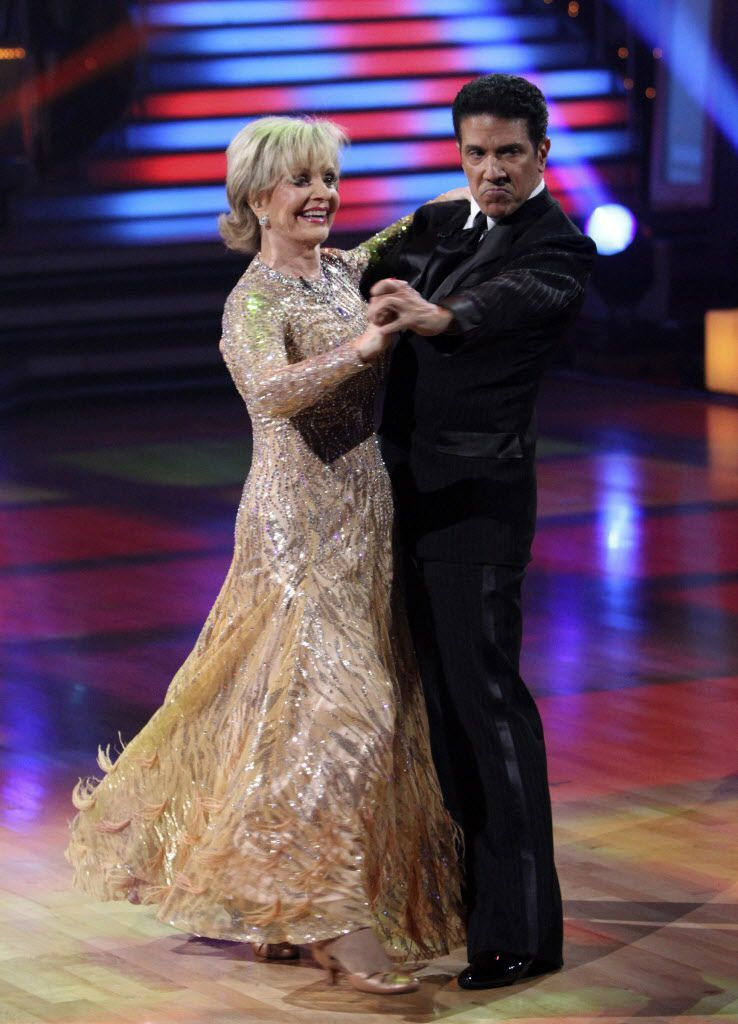 Florence Henderson och hennes partner Corky Ballas uppträder under kändisdanstävlingsserien Dancing with the Stars den 18 oktober 2010 i Los Angeles. | ABC, Adam Larkey/AP foto