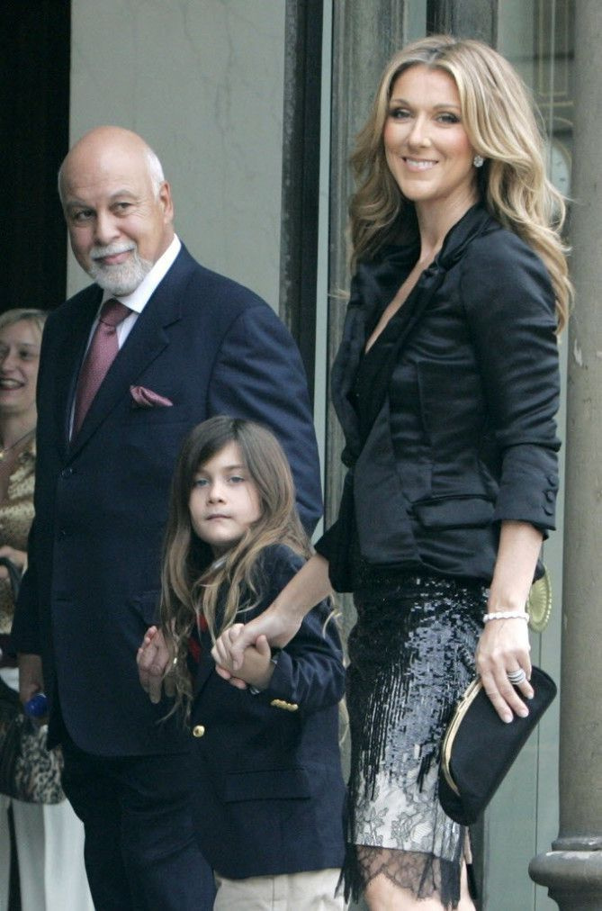 Na tym zdjęciu z 22 maja 2008 r. Celine Dion przybywa ze swoim synem Rene-Charles i jej mężem Rene Angelilem do Pałacu Elizejskiego, aby zostać nagrodzonym Legią Honorową przez prezydenta Francji Nicolasa Sarkozy