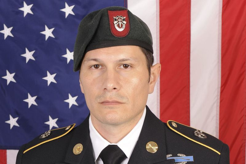 Sgt. Vévoda 1. třídy Webb byl zatčen při zjevně náhodné střelbě na bowlingové herně v Illinois, která si vyžádala tři mrtvé a tři další zraněné.