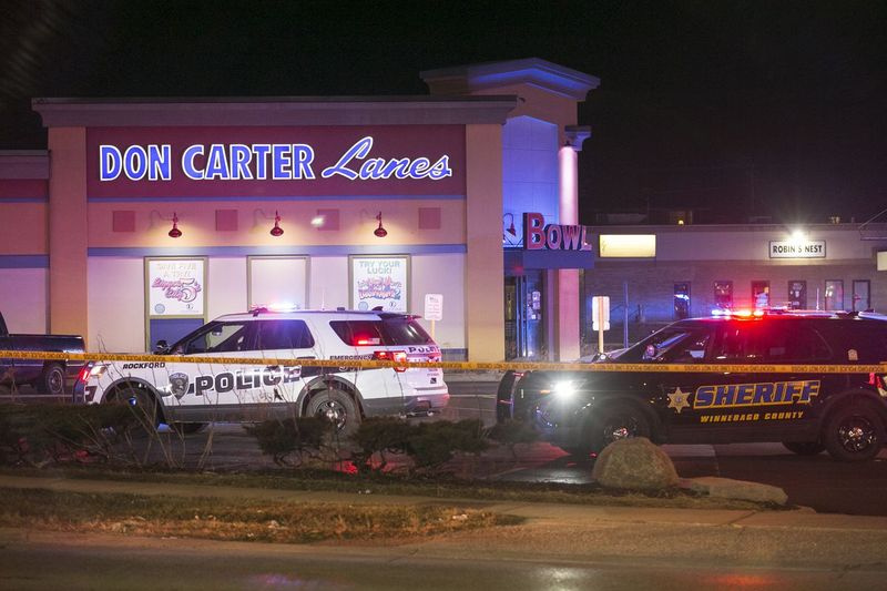 Rockfordská policie a další donucovací orgány vyšetřují místo střelby na bowlingové herně v sobotu 26. prosince 2020 v Rockfordu, Illinois.