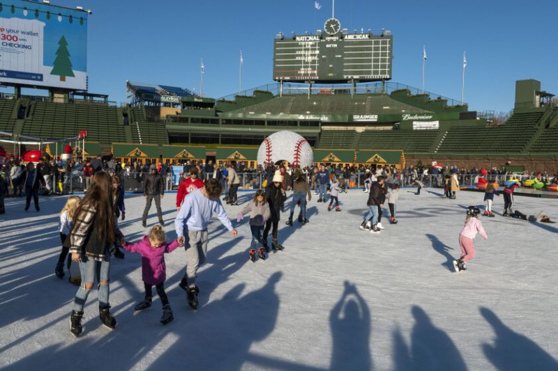   Desítky bruslí kolem kluziště, které se nachází na venkovním hřišti Wrigley Fields, pátek odpoledne 25. listopadu 2022.