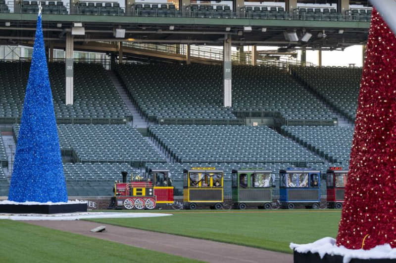   Děti a rodiče se v pátek 25. listopadu 2022 projedou malým vláčkem kolem Wrigley Field.