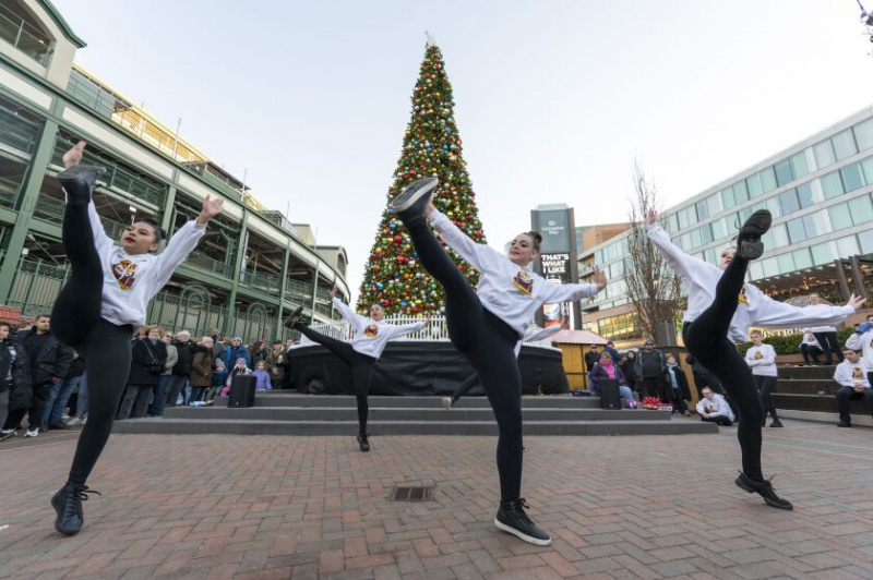   Účinkující s pomocí divadla Pomáháme druhým v pátek 25. listopadu 2022 nastudovali představení Louskáčka v Christkindlmarket v Gallagher Way u Wrigley Field.
