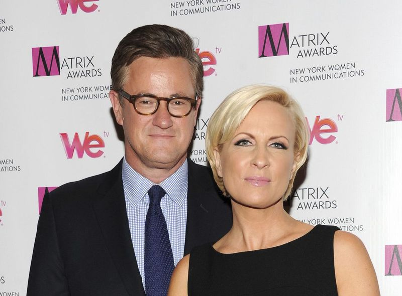 Moderátori Morning Joe z MSNBC Joe Scarborough a Mika Brzezinski sú uvedení na odovzdávaní cien Matrix New York Women in Communications 2013 v hoteli Waldorf-Astoria v New Yorku. Prezident Donald Trump použil sériu tweetov, aby išiel po Mikovi Brzezinskom