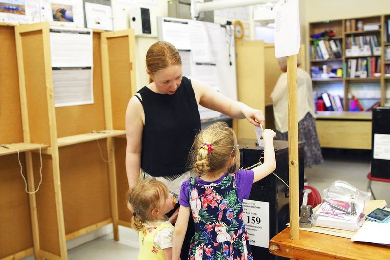 Reedel, 25. mail 2018, Dublinis, Iirimaal, andis naine hääle Iirimaa põhiseaduse 8. muutmise referendumil. Riigi range abordivastase seaduse kehtetuks tunnistamise referendumit peavad abordivastased aktivistid viimane
