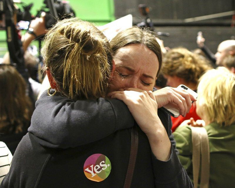Kampaania Jah inimesed reageerivad hääletustulemuste selgumisele pärast Iirimaa referendumit Iirimaa põhiseaduse 8. muudatuse üle Iirimaal Dublinis, laupäeval, 26. mail 2018. aastal. rühm s