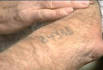 Benas Schinkopfas gavo šią identifikavimo tatuiruotę Aušvice. | USC Shoah fondas