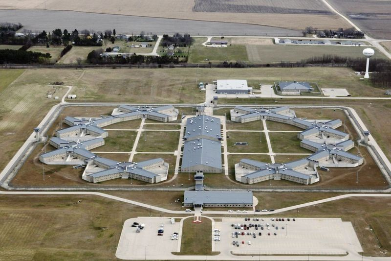 Het voormalige Thomson (Ill.) Correctional Center werd door de staat Illinois verkocht aan het Federal Bureau of Prisons voor gebruik als zwaarbeveiligde faciliteit.