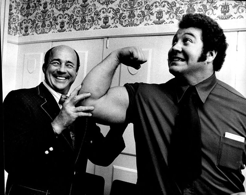 På detta foto den 6 oktober 1972 poserar brottaren Ken Patera, till höger, tillsammans med promotorn Verne Gagne i Minneapolis. Gagne, en av proffsbrottningens mest hyllade artister och promotorer, dog måndagen den 27 april, 89 år gammal. Star Tribune via AP