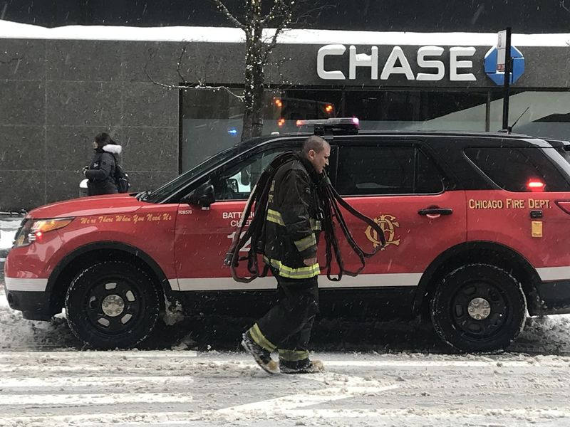 Strażak reaguje na pożar samochodu w niedzielę rano na parkingu przy Magnificent Mile. | Tyler Larivière/Sun-Times
