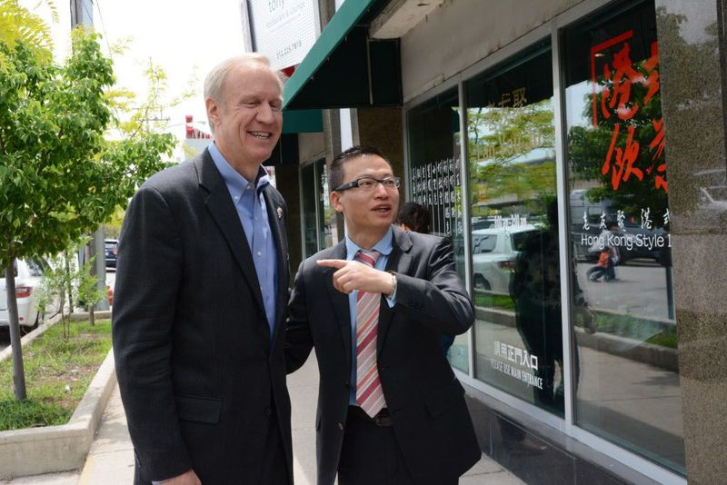 Kandidát na guvernéra Bruce Rauner s reštaurátorom Tonym Huom po vystúpení na komornom obchodnom obede v čínskej štvrti v Lao You Ju, 2002 S. Wentworth 22. mája 2014. | Brian Jackson/Sun-Times