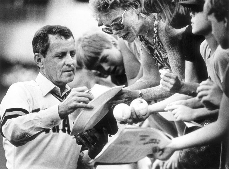 Na této fotografii z roku 1984 je Dr. Thomas Starzl požádán o autogramy před tím, než odhodí první hřiště pro zápas Pittsburgh Pirates v Pittsburghu. | Pittsburgh Post-Gazette přes AP