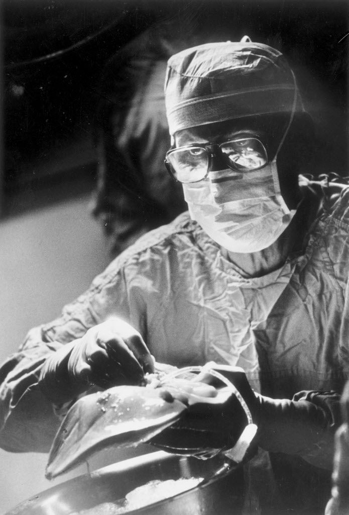 Na této fotografii z 13. května 1985 Dr. Thomas Starzl připravuje dárce jater během transplantační operace v Presbyterian Hospital v Pittsburghu. | Pittsburgh Post-Gazette přes AP