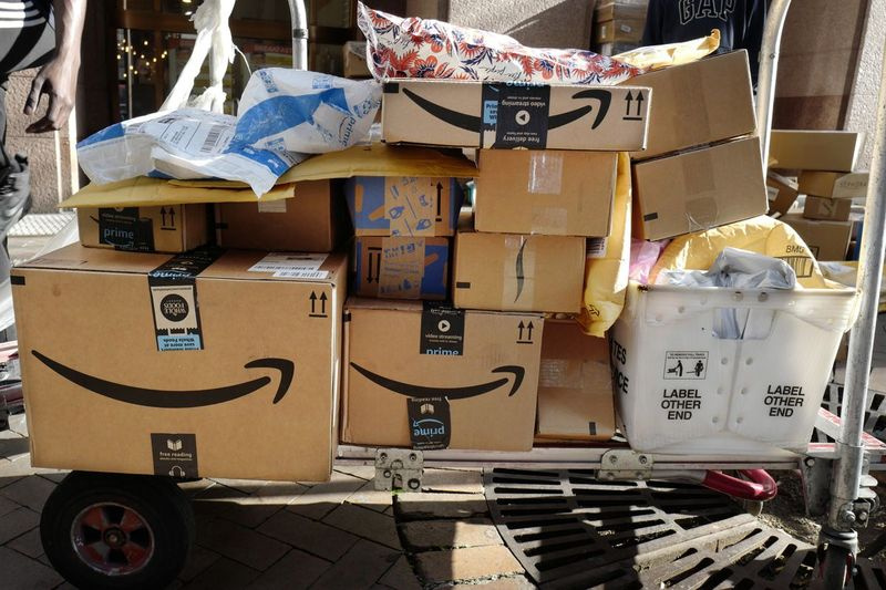 Pudełka Amazon Prime są ładowane na wózek w celu dostawy