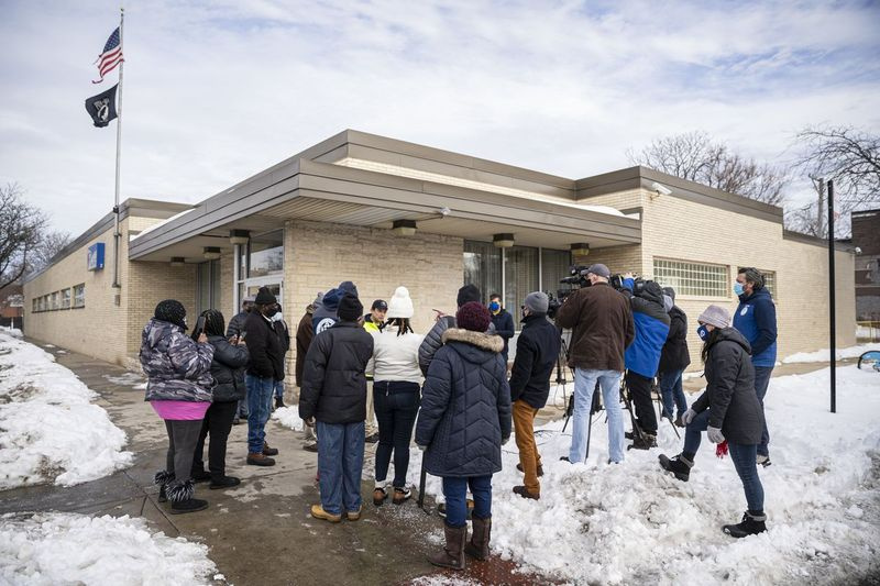 Žurnalistai ir vietos gyventojai renkasi prie pašto 6559 S. Ashland Ave. Englewood mieste, ketvirtadienį, 2021 m. vasario 4 d.