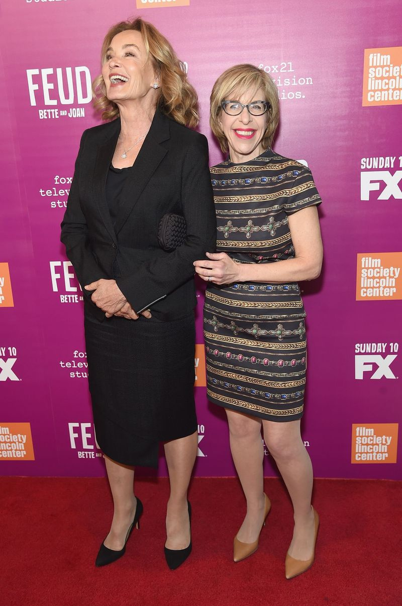 Jessica Lange, care o interpretează pe Joan Crawford în Feud, participă la o proiecție la New York a serialului cu Jackie Hoffman în aprilie 2017. | Jamie McCarthy/Getty Images