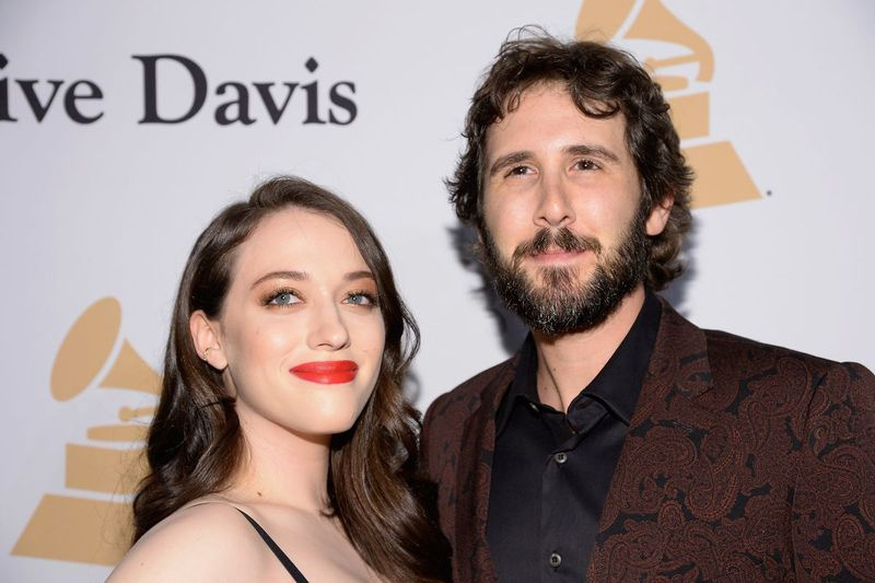 Atriz Kat Dennings e cantor Josh Groban na gala do Pre-Grammy 2016 e saudação aos ícones da indústria no Beverly Hilton Hotel em 14 de fevereiro em Beverly Hills, Califórnia. | Getty Images