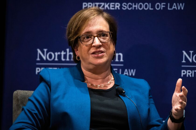   Hakim Mahkamah Agung A.S. Elena Kagan mengambil bahagian dalam perbincangan panel dengan Hari Osofsky, dekan Sekolah Undang-undang Pritzker Universiti Northwestern, Rabu di Auditorium Thorne Sekolah Undang-undang.