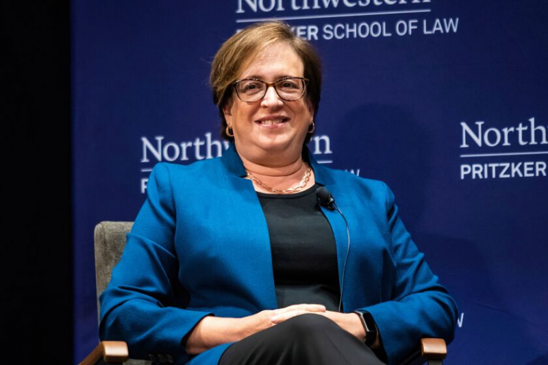   Hakim Mahkamah Agung A.S. Elena Kagan mengambil bahagian dalam perbincangan panel dengan Hari Osofsky, dekan Sekolah Undang-undang Pritzker Universiti Northwestern, Rabu di Auditorium Thorne sekolah undang-undang itu.