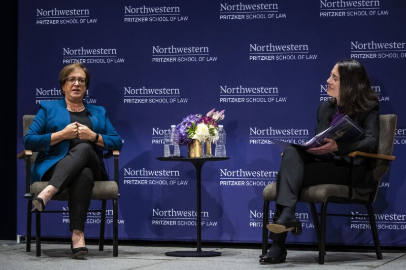   Hakim Mahkamah Agung A.S. Elena Kagan mengambil bahagian dalam perbincangan panel dengan Hari Osofsky, dekan Sekolah Undang-undang Pritzker Universiti Northwestern, Rabu di Auditorium Thorne Sekolah Undang-undang.