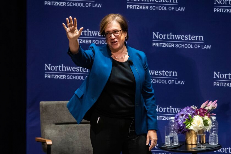   Hakim Mahkamah Agung A.S. Elena Kagan mengambil bahagian dalam perbincangan panel dengan Hari Osofsky, dekan Sekolah Undang-undang Pritzker Universiti Northwestern, Rabu di Auditorium Thorne sekolah undang-undang itu.