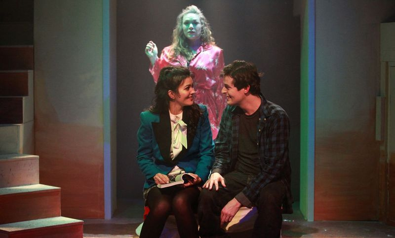 Courtney Mack est Veronica et Chris Ballouis J.D. (avec Jacquelyn Jones dans le dos en tant que Heather Chandler) dans Heathers: The Musical de Kokandy Productions. (Photo : Emily Schwartz)