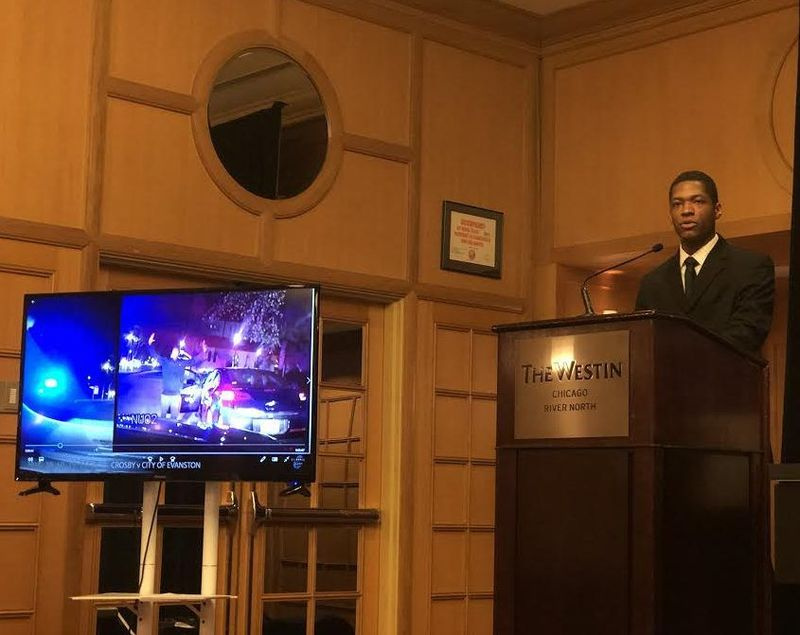 Lawrence Crosby bercakap pada sidang akhbar di Westin Chicago River North pada 20 Januari, selepas peguamnya menunjukkan rakaman video penahanannya di Evanston pada 10 Okt. 2015. Foto oleh Taylor Hartz