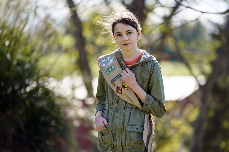 Olivia Chaffin, 14, står för ett porträtt med sin flickscoutskärp i Jonesborough, Tenn., söndagen den 1 november 2020.