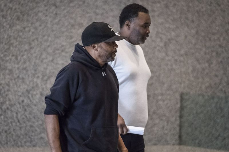 Derrick Muhammad (à gauche) et Derrick Moore quittant le palais de justice fédéral de Dirksen en 2019.