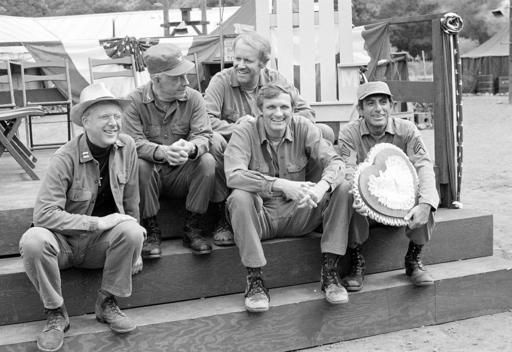 TV serialo M*A*S*H aktoriai iš kairės Williamas Christopheris, Harry Morganas, Mike