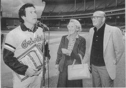 I genitori di Stone, Dorothy e Paul Stone, guardano mentre Stone si rivolge alla folla dopo essere stato onorato con una risoluzione del consiglio comunale nel 1980. Stone ha vinto il Cy Young Award quell