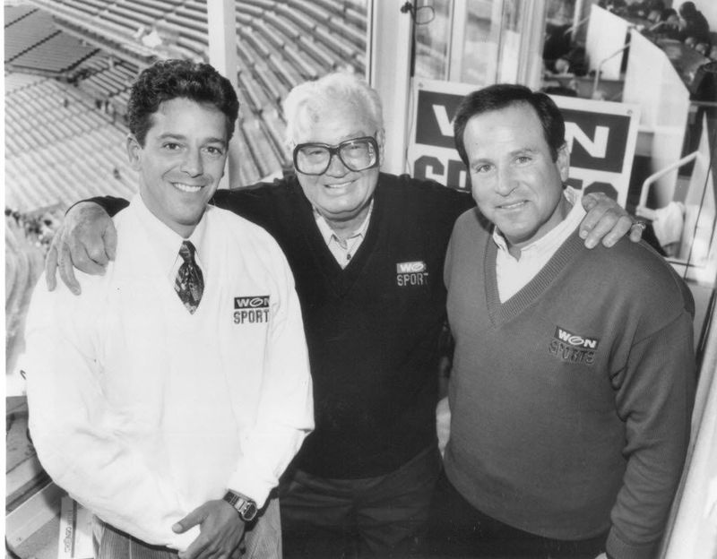Stone con Thom Brennaman e Harry Caray. Stone e Caray hanno trasmesso insieme dal 1983 fino alla morte di Caray nel 1998.
