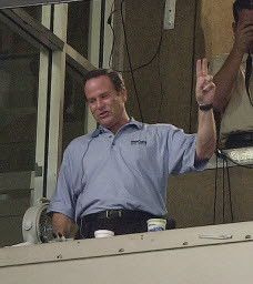 Stone nel 2003 durante il settimo inning. Stone ha lavorato come commentatore televisivo a colori dei Cubs dal 1983 al 2000 e poi dal 2003 al 2004.