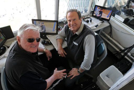 Le emittenti dei White Sox Ken Harrelson, a sinistra, e Stone posano per una fotografia nel loro stand nel maggio 2012 a Chicago. | Sun-Times