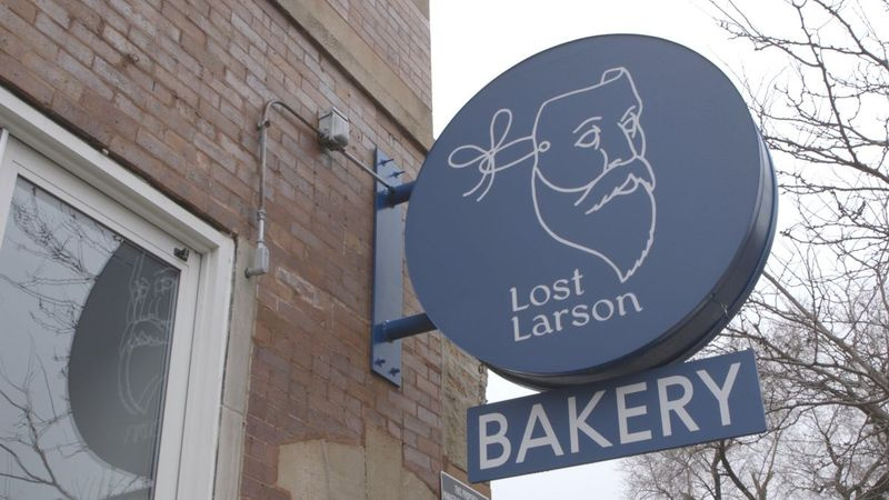 Skylten utanför Lost Larson i Andersonville. | Brian Rich/Sun-Times