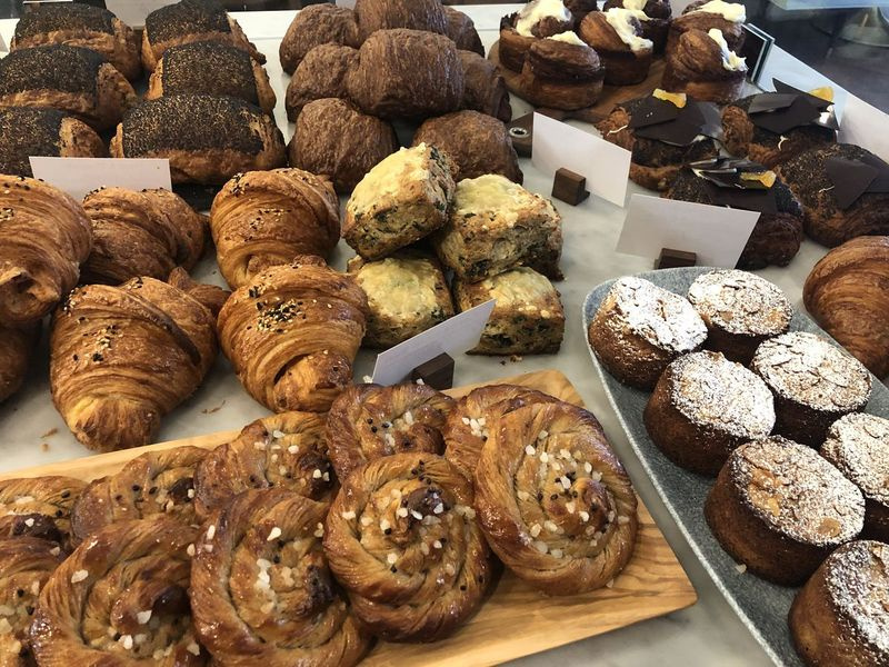 Nybakade bakverk på Lost Larson Bakery. | Ji Suk Yi/Sun-Times