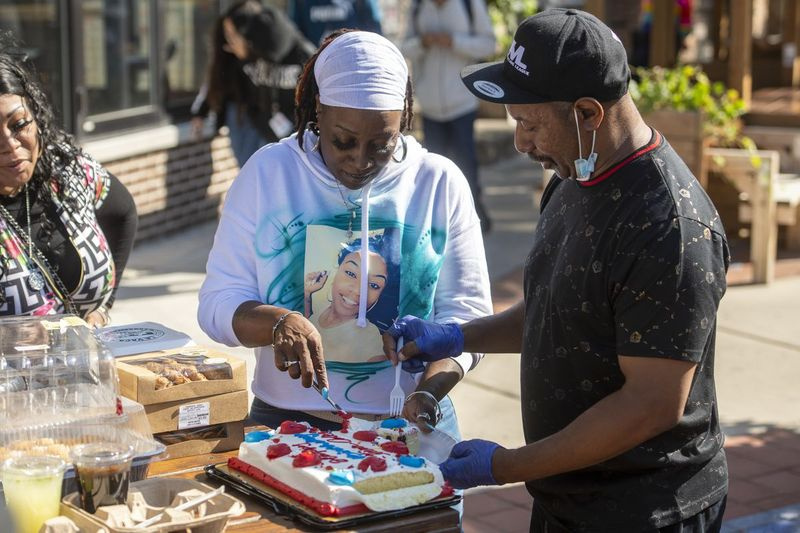 Karen Phillips, mère de Kierra Coles, coupe un gâteau avec l