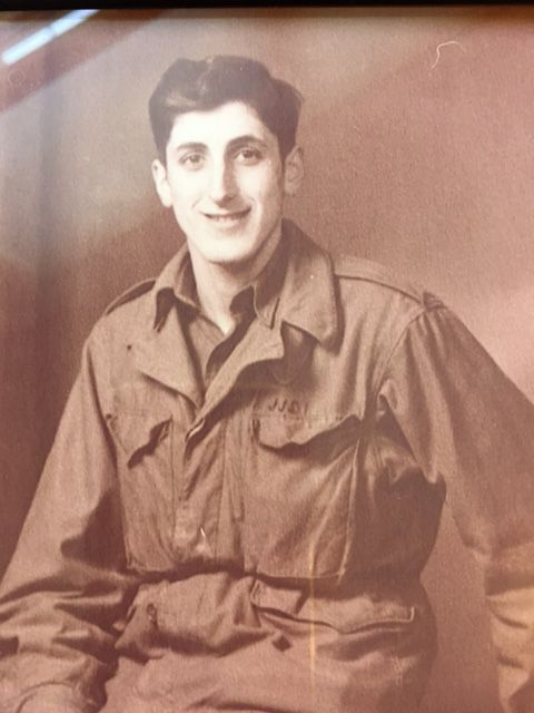 John J. Stamos sirvió en la Segunda Guerra Mundial, donde ayudó a transportar a los heridos de la Batalla de las Ardenas. | Foto de familia