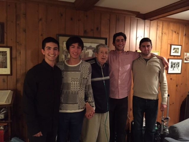 El juez retirado John J. Stamos y sus cuatro nietos. | Foto de familia
